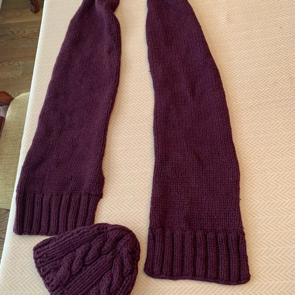 Abercrombie and Fitch, matching scarf and beanie, burgundy color,great condition - Picture 4 of 4